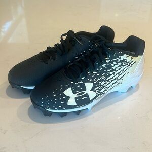 Under Armour boys baseball cleats